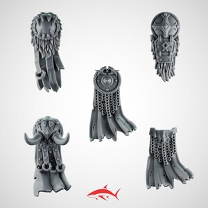 Può includere: Cinque pezzi di armatura fantasy in miniatura grigi. I pezzi includono spallacci, mantelli e un elmo con corna. I pezzi di armatura presentano dettagli intricati, tra cui cotta di maglia, pelliccia e disegni di scudi. I pezzi sono probabilmente per giochi da tavolo o collezionismo di miniature.