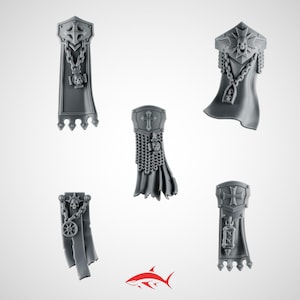Può includere: Un set di cinque spallacci in miniatura in plastica grigia con dettagli scolpiti tra cui croci, catene, teschi e reliquie pendenti. Ogni pezzo mostra un'intricata armatura con una variegata iconografia religiosa e militare.