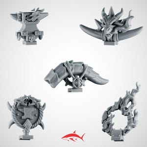以下が含まれることがあります： グレーのファンタジーをテーマにしたミニチュアフィギュアのコレクション。ドラゴンヘッド、炎のリング、角、ドラゴンと頭蓋骨のディテールを備えた金床が含まれています。 テーブルゲームや模型愛好家向けです。