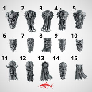 Può includere: Una collezione di quindici miniature grigie di armature fantasy, tra cui spallacci, pettorali ed elementi decorativi. Ogni pezzo presenta dettagli intricati, come pelliccia, corna e motivi geometrici, adatti per giochi da tavolo o modellismo.