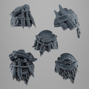 Peut inclure: Cinq casques miniatures fantastiques gris avec divers motifs. L'un a un oiseau, d'autres présentent des cordes, des pointes et de la fourrure. Certains ont des runes ou des symboles. Les casques sont probablement pour les jeux de société ou la collection de miniatures.