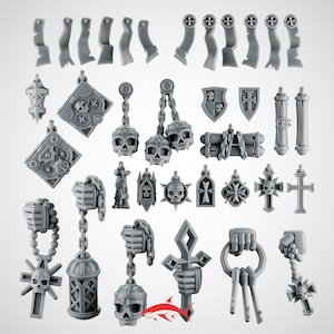Puede incluir: Una colección de accesorios góticos en miniatura grises, que incluyen calaveras, cruces, escudos, libros y llaves. Las piezas están diseñadas con detalles intrincados y probablemente son para un juego de miniaturas o un modelo.