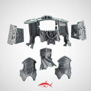 Könnte beinhalten: Grauer Kunststoff-Miniaturmodellbausatz mit verschiedenen Komponenten, darunter eine zentrale Struktur mit dekorativen Elementen, Seitenteile und schildförmige Teile. Für ein Tabletop-Spiel oder Hobbyprojekt.