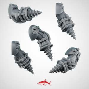 Könnte beinhalten: Eine Sammlung grauer, mechanischer Bohrerkomponenten, jede mit einem Spiralbohrer und verschiedenen angebrachten Zahnrädern und Gehäusen. Die Komponenten sind in verschiedenen Winkeln vor einem weißen Hintergrund angeordnet.