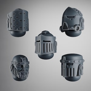 Può includere: Cinque caschi in miniatura grigi con vari design. Un casco presenta un motivo a croce, un altro ha una visiera con fessure verticali e un terzo ha una parte superiore a punta. I restanti due caschi hanno design facciali unici.