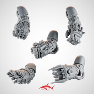 Könnte beinhalten: Fünf graue, detaillierte Miniatur-Roboterarmkomponenten. Jeder Arm verfügt über komplizierte mechanische Designs, darunter bewegliche Finger, dekorative Elemente und eine strukturierte Oberfläche. Die Komponenten sind wahrscheinlich für den Modellbau oder Miniaturspiele gedacht.