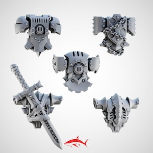 Può includere: Cinque componenti in miniatura grigi in plastica per un gioco da tavolo. Include una spada con la scritta "NON REVE", un'armatura pettorale con una catena e altre tre parti di armatura. Un logo di squalo rosso è nell'angolo in basso a destra.