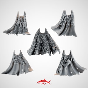 Peut inclure: Cinq capes miniatures grises avec une texture semblable à de la pierre. Chaque cape présente un design unique, avec différents niveaux de détails et de dommages. Les capes sont conçues pour des figurines miniatures.