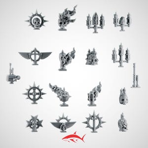 Puede incluir: Una colección de figuras en miniatura de plástico gris, que incluyen calaveras, cruces y candelabros ornamentados. Las figuras tienen detalles intrincados y están diseñadas para juegos de mesa o modelismo. Los objetos están dispuestos sobre un fondo blanco.