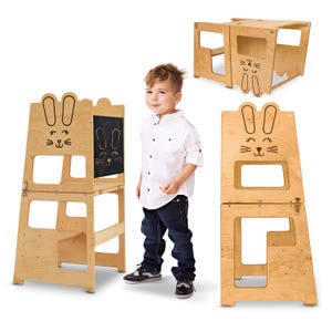 Pode incluir: Uma torre de aprendizagem em madeira clara com um design de coelho recortado no painel superior. A estrutura inclui uma superfície de quadro-negro na lateral e pode ser convertida num pequeno conjunto de mesa e cadeira com acabamento em madeira natural.