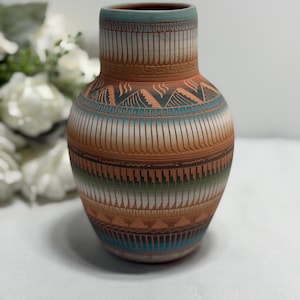 Poterie navajo de 17 cm (6,75 po) gravée et peinte à la main, signée Alvin Yellowhorse et Ada Manygoats