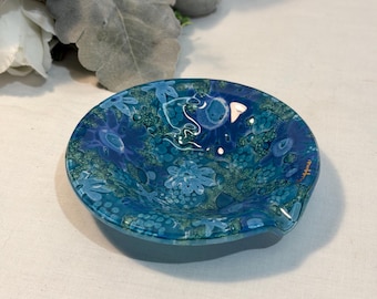 Vintage Higgins signierte Fused Art Glas Schmuckschale oder Aschenbecher, blau und grün Floral 4 Zoll Durchmesser