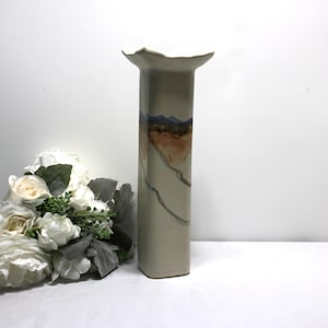 Signerad Studio Pottery Abstrakt bergslandskapsvas 30 cm fyrkantig utsvängd topp