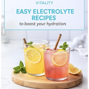 Puede incluir: Dos bebidas refrescantes, una amarilla y otra rosa, con rodajas de limón y hojas de menta, en vasos transparentes. Están sobre una tabla de madera. El texto "EASY ELECTROLYTE RECIPES" es visible.