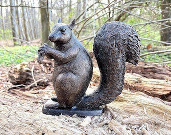 Bronsekorre med ekollon – Charmig trädgårdsstaty av massiv brons - 21 x 7 x 22 cm