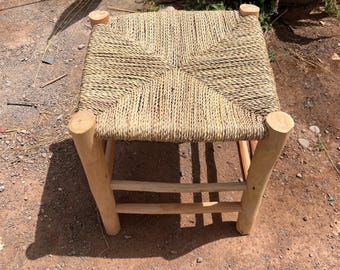 Sgabello marocchino in legno intrecciato fatto a mano