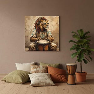 Puede incluir: Una impresión en lienzo representa a un león con rastas, gafas de sol y una camiseta con el símbolo de la paz tocando un tambor. La obra de arte tiene un fondo vintage texturizado. Cojines de varios colores y una planta en maceta están en primer plano.