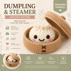 Op de afbeelding: Een haakpatroon voor een dumpling en stoommandje, met een beige gehaakt stoommandje met deksel en een crèmekleurige dumpling met zwarte ogen en roze wangen. De tekst luidt DUMPLING & STEAMER CROCHET PATTERN, BEGINNER FRIENDLY, en meer details.