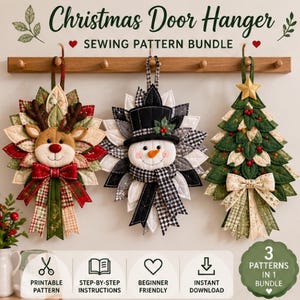 Puede incluir: Un paquete de patrones de costura para colgadores de puerta navideños con tres decoraciones de tela: un reno con nariz roja, un muñeco de nieve con sombrero de copa negro y un árbol de Navidad. El texto dice Christmas Door Hanger SEWING PATTERN BUNDLE y 3 PATTERNS IN 1 BUNDLE.