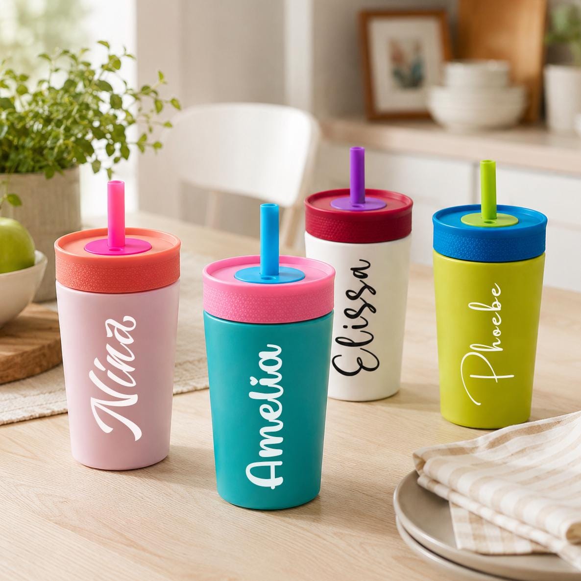 Becher mit strohhalmen