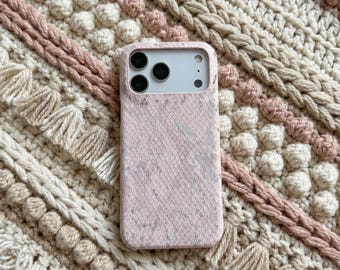 Funda rosa texturizada para iPhone, accesorio protector para teléfono con relieve de piel de serpiente y cocodrilo.