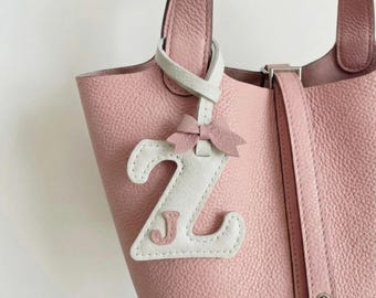 Dije de cuero para bolso con personalización de dos iniciales, llavero con letras hecho a mano, etiqueta para bolso con lazo con alfabeto, regalo con inicial de nombre personalizado, dije para bolso