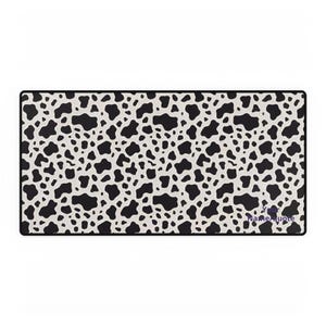 Könnte beinhalten: Rechteckiges Mauspad mit einem schwarz-weißen Kuhfleckenmuster. Das Mauspad hat einen schwarzen Rand und den Text "Name quote" in einer Schreibschrift im unteren rechten Eck.
