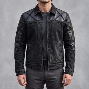 Chaqueta híbrida de mezclilla negra y cuero, chaqueta motera con paneles geométricos.