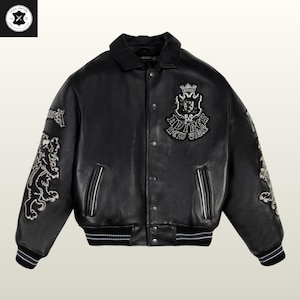 Puede incluir: Una taza de cerámica blanca con un asa negra y el texto "But First, Coffee" en negro, con una fuente de estilo manuscrito. La taza está sobre una superficie blanca.