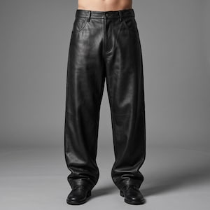 Puede incluir: Pantalones de cuero negro con silueta de pierna ancha, cintura estándar con trabillas para cinturón, cierre de botón frontal y dos bolsillos laterales. Los pantalones tienen un acabado liso y mate y se combinan con zapatos de cuero negro.