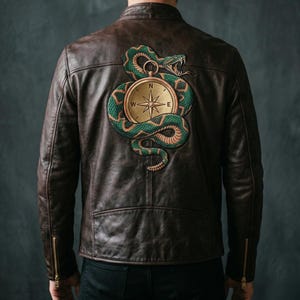 Bruine leren jas met slangenprint en kompasmotief, vintage café racer voor heren, handgemaakte bikerjas