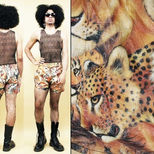 Peut inclure: Une personne portant un débardeur en maille noire et un short de bain à imprimé animal. Le short de bain présente un imprimé léopard avec des couleurs brunes, orange et noires.