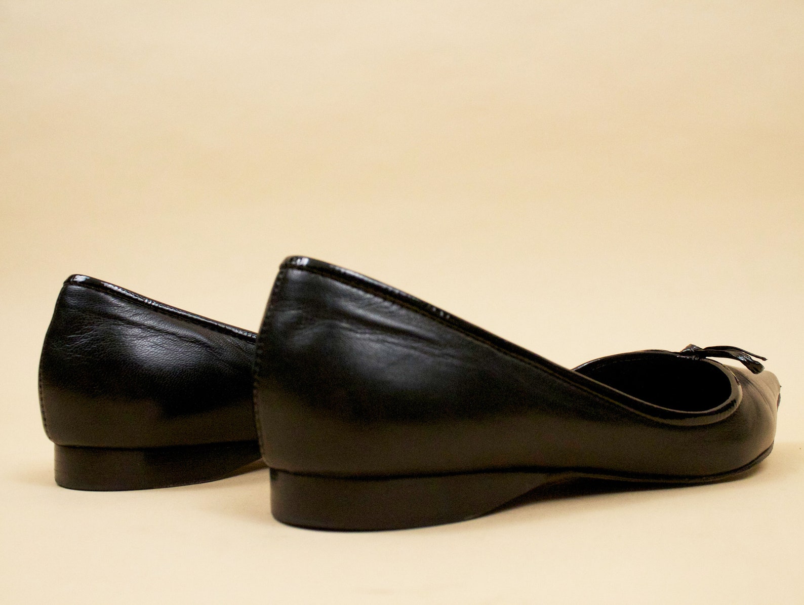 90s does 60s vtg black pointed ballet flats genuine leather with patent bow by arturo chiang / slip on pin up mod 6.5 eu 37