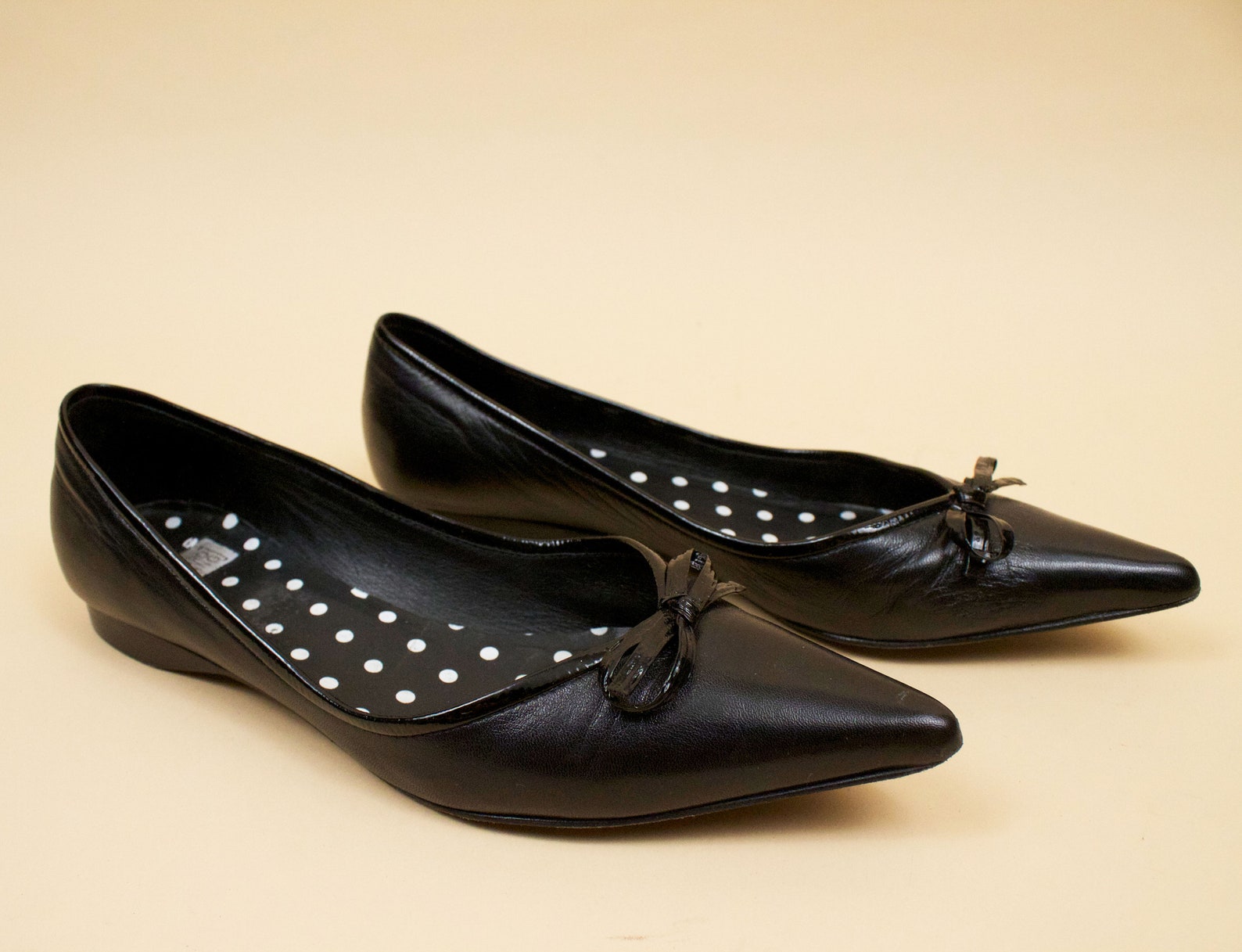 90s does 60s vtg black pointed ballet flats genuine leather with patent bow by arturo chiang / slip on pin up mod 6.5 eu 37