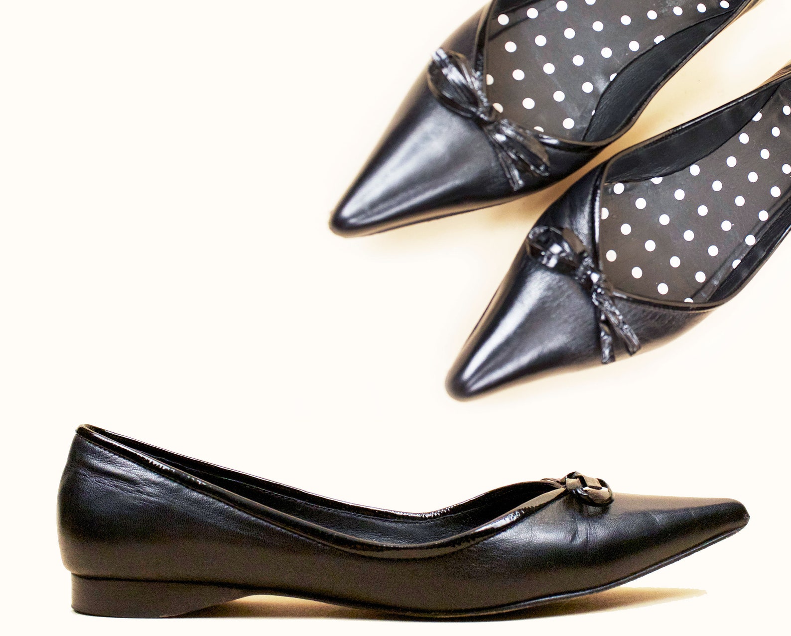 90s does 60s vtg black pointed ballet flats genuine leather with patent bow by arturo chiang / slip on pin up mod 6.5 eu 37