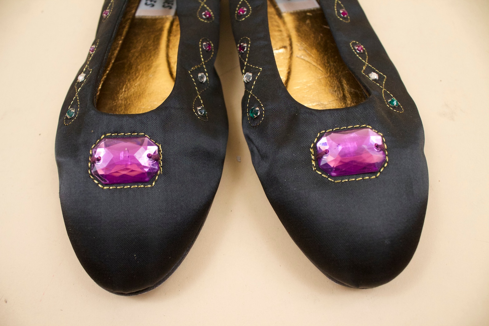 80s vtg jewel toe embroidered black satin ballet slipper flats / mootsie tootsie new wave casual slip on gem tone shoe 8.5 8 eu 80s vtg jewel toe embroidered black satin ballet slipper flats / mootsie tootsie new wave casual slip on gem tone shoe 8.5 8 eu