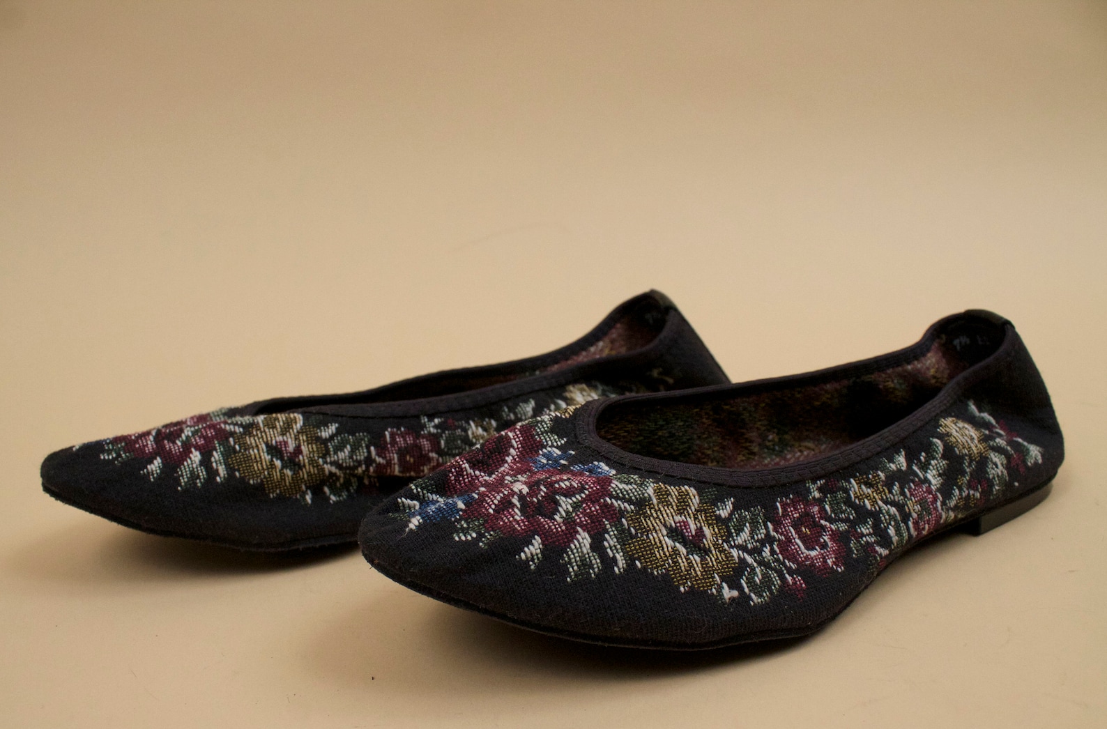 80s vtg black floral needlepoint tapestry ballet flats / cap toe dance casual shoes slipper 7.5 ee [ wide] eu 38