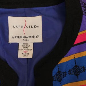 Może przedstawiać: Kurtka w czarno-niebieski wz&oacute;r z białą metką z napisem "SAFE SILK&trade; by ADRIANNA PAPELL&reg; Petites SHELL 100% SILK LINING 100% POLYESTER 10P MADE IN CHINA"