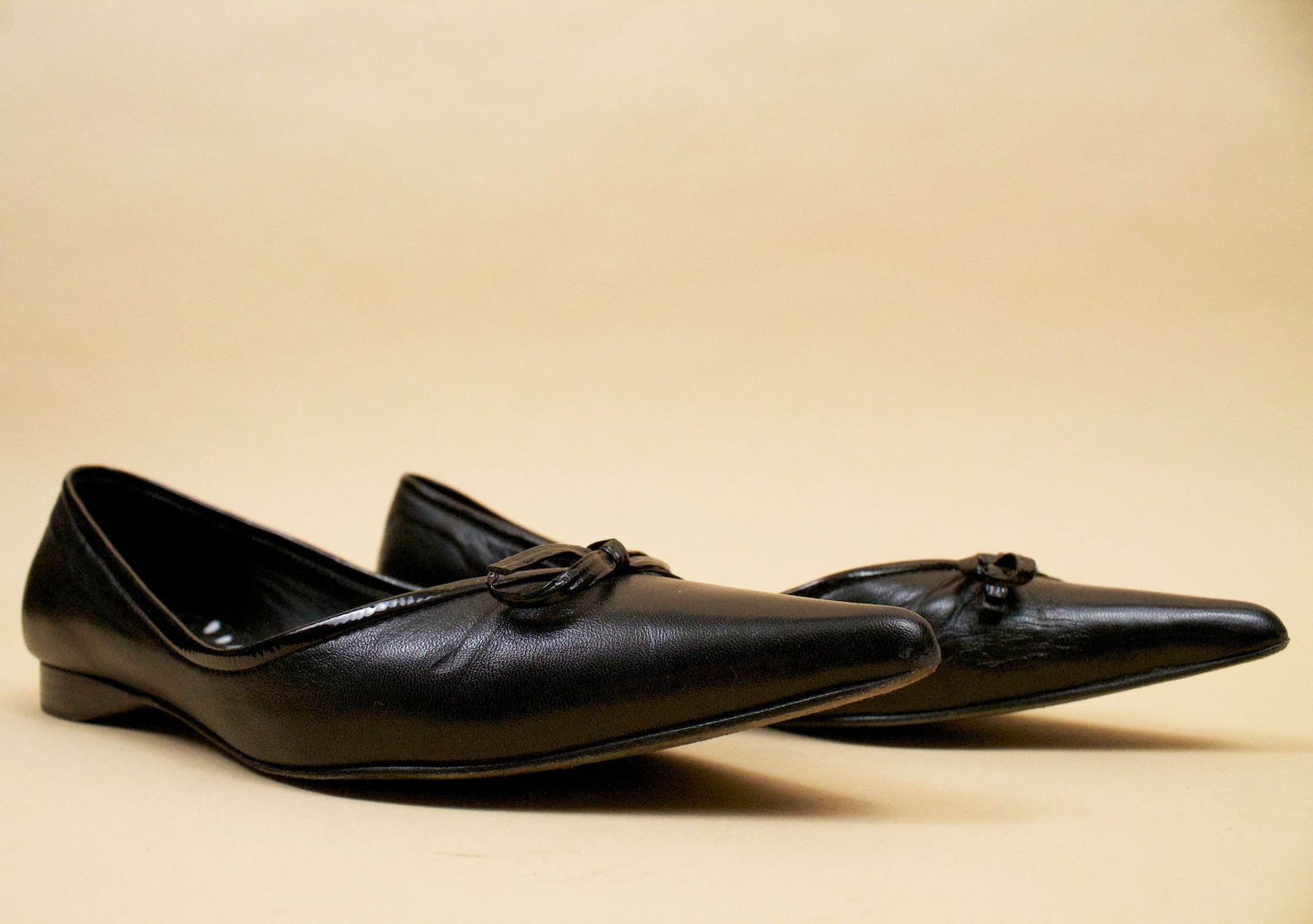 90s does 60s vtg black pointed ballet flats genuine leather with patent bow by arturo chiang / slip on pin up mod 6.5 eu 37