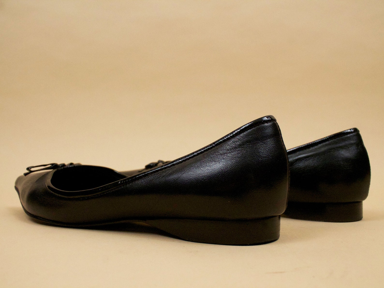 90s does 60s vtg black pointed ballet flats genuine leather with patent bow by arturo chiang / slip on pin up mod 6.5 eu 37