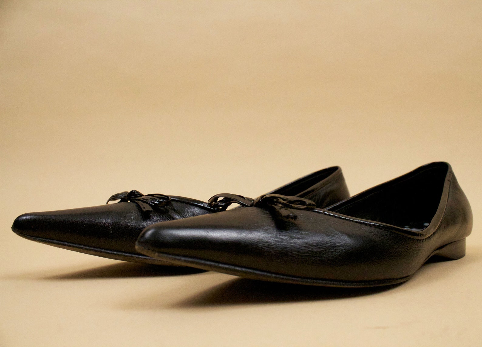 90s does 60s vtg black pointed ballet flats genuine leather with patent bow by arturo chiang / slip on pin up mod 6.5 eu 37