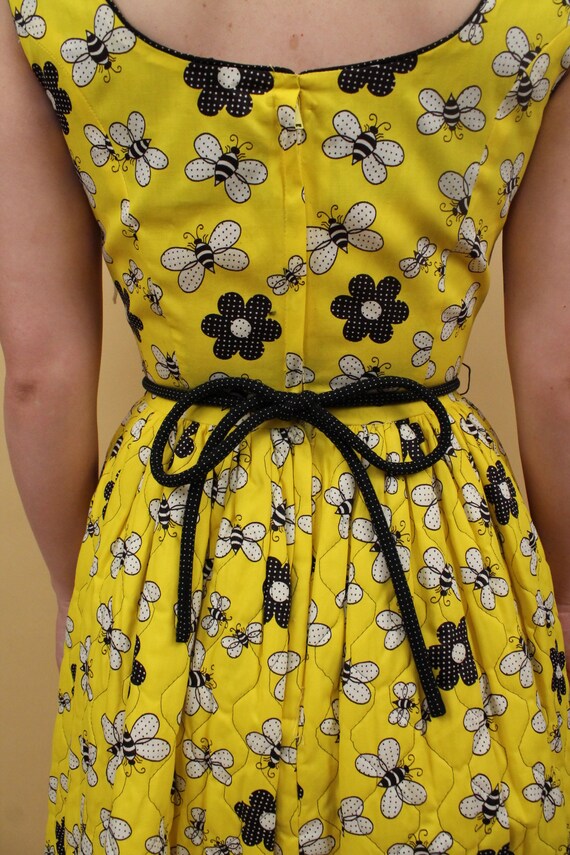 50s 60s Vtg Buble Bee Daisy Novelty Print Mini Dr… - image 5