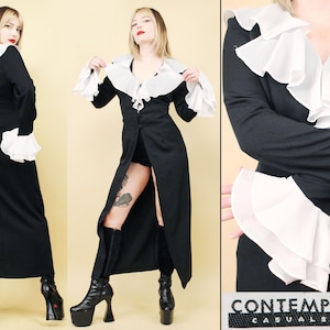 以下が含まれることがあります： 白いフリル襟とカフスが付いた黒いマキシ丈ドレス。ドレスは長く流れるようなスカートと体にフィットするボディス。ドレスは黒いベルトでウエストを締められています。ドレスは柔らかく快適な生地で作られています。ドレスは特別な機会や夜の外出に最適です。