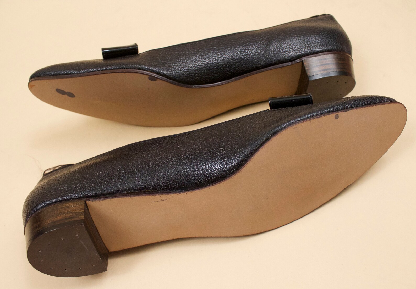 60s vtg deadstock leather & jet black vinyl pointed slip on low heel ballet slipper flats / mod gogo patent bow nwob 11.5 11 eu