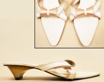 90s Y2K Vtg Italian Ingrid Vinyl Taupe & White Bow Mule Kitten Heel Sandal made in Italy Mod Pointy Toe 5 5.5 EU 35 35.5  [ 23 cm ]