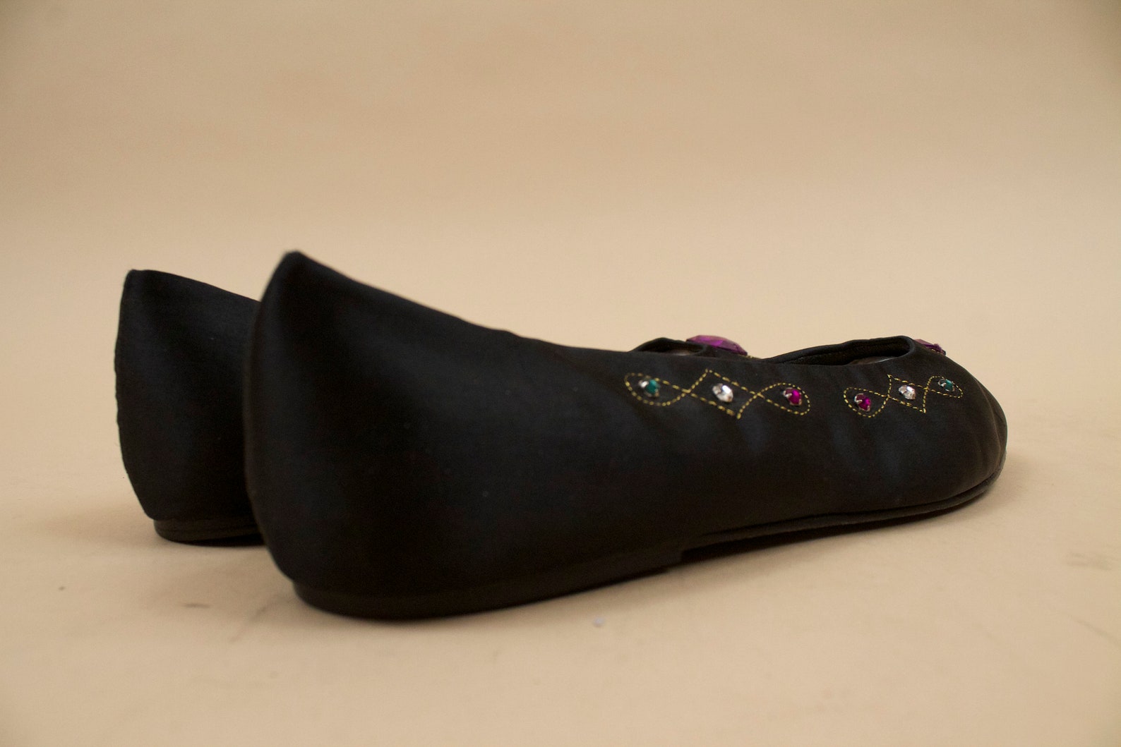 80s vtg jewel toe embroidered black satin ballet slipper flats / mootsie tootsie new wave casual slip on gem tone shoe 8.5 8 eu 80s vtg jewel toe embroidered black satin ballet slipper flats / mootsie tootsie new wave casual slip on gem tone shoe 8.5 8 eu
