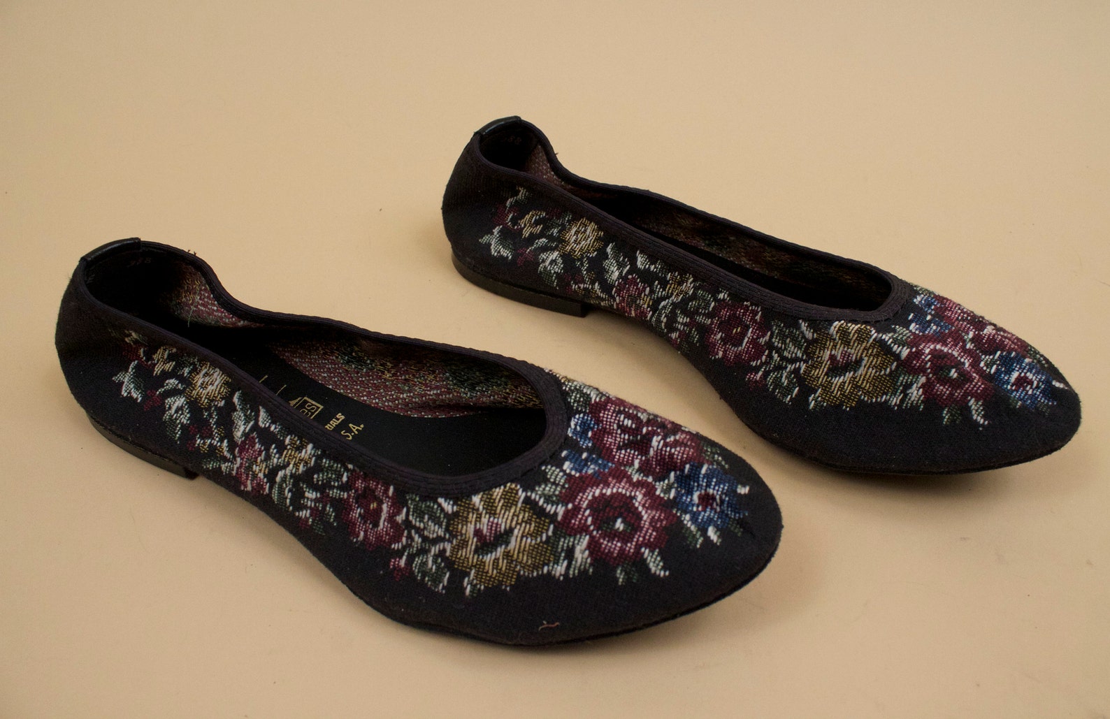 80s vtg black floral needlepoint tapestry ballet flats / cap toe dance casual shoes slipper 7.5 ee [ wide] eu 38