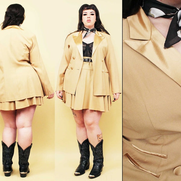 Années 80 Vtg Beige 2pc Suit Set Satin Pointy Collar Blazer Jacket & Circle Cut Jupe Plus Taille Étiquette femme 16 s’adapte comme un 1X 14