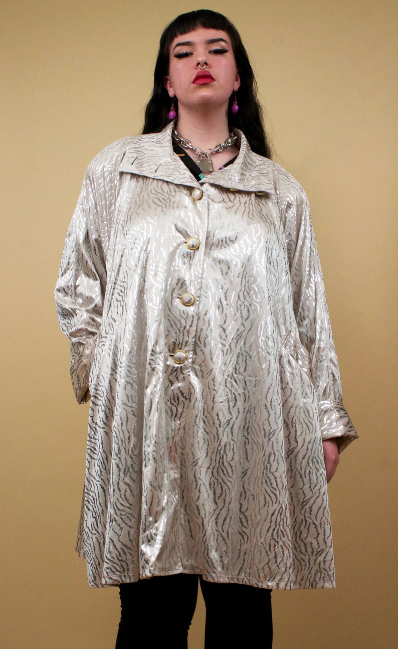 80s Vtg Lam\u00e9 Silver Tiger Stripe Wet Look Metallic White Satin Button Up Swing Cut Trench Coat Glam Punk Disco Plus Size 18 20 22 24 26