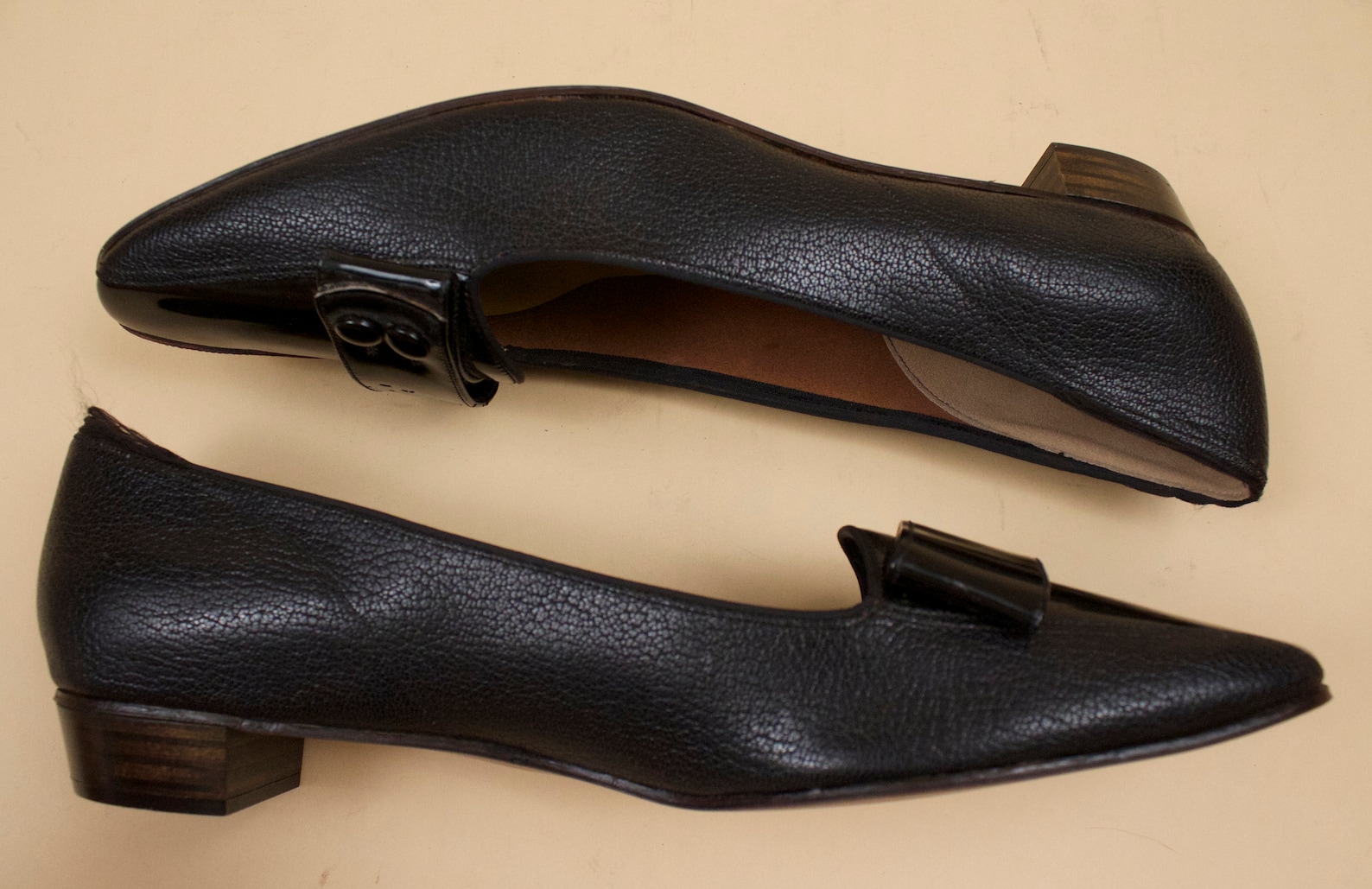 60s vtg deadstock leather & jet black vinyl pointed slip on low heel ballet slipper flats / mod gogo patent bow nwob 11.5 11 eu